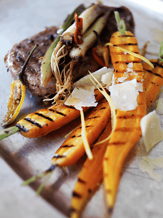 Hele grillede gulerødder og lammekoteletter med thaisauce