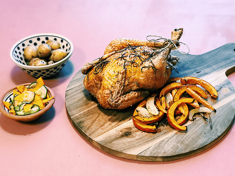 Ovnstegt kylling med bagt hokkaido, kartofler og rosmarin