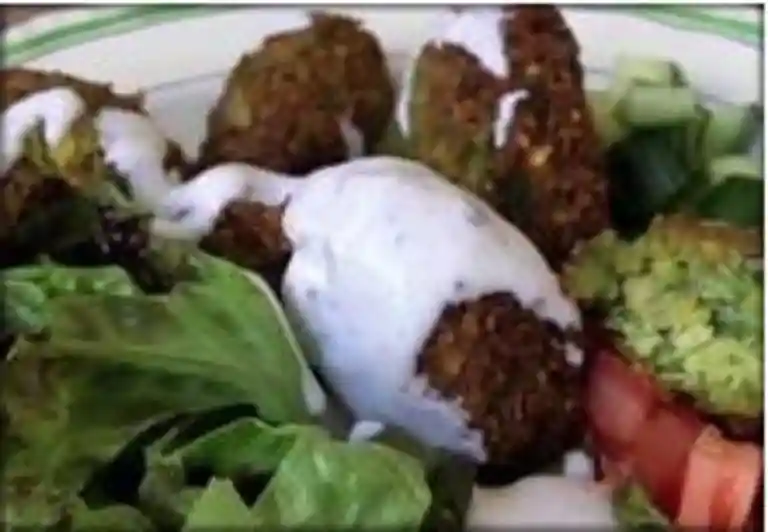 Hjemmelavede falafler i pita med yoghurtdressing 