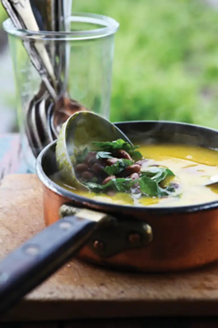 Hokkaidosuppe og belugalinsesalat med grønkål og hasselnødder