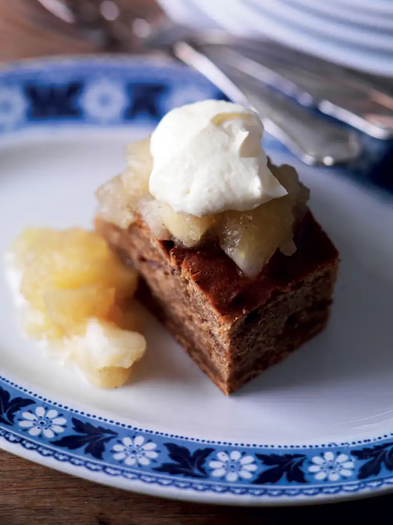 Honningkrydderkage med æblekompot 