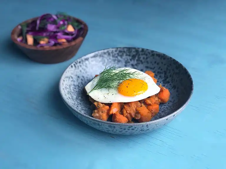 Indonesisk curry med søde kartofler, stegt æg og kålsalat med cantaloupe