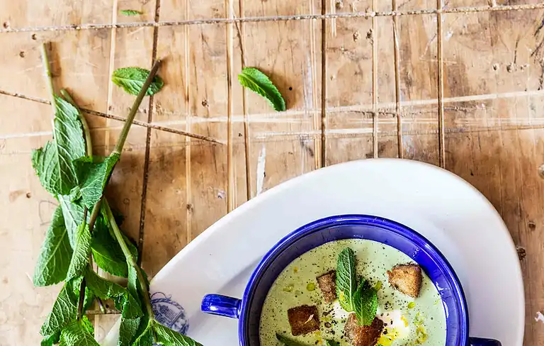 Iskold agurkesuppe med tomattopping