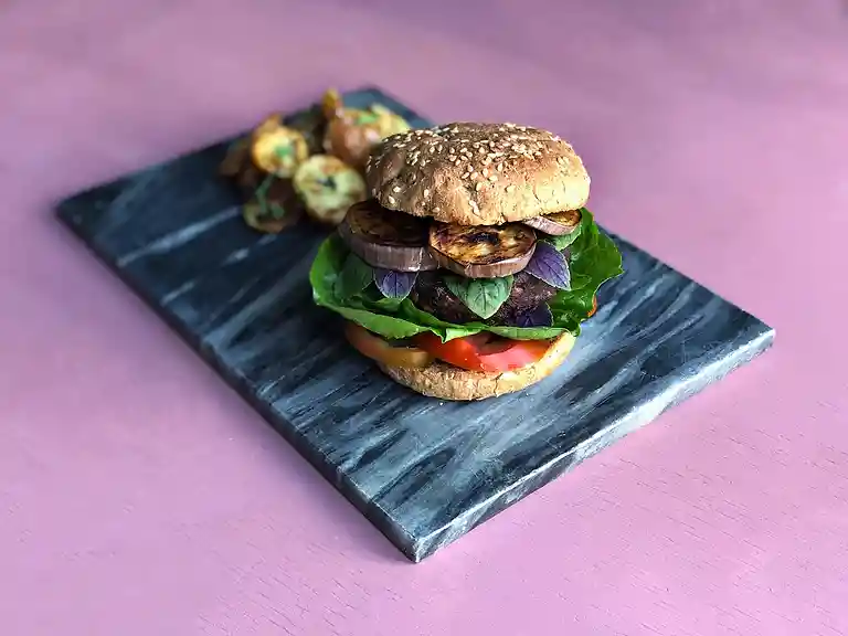 Italiensk-inspireret burger med rød basilikum, aubergine og ovnkartofler