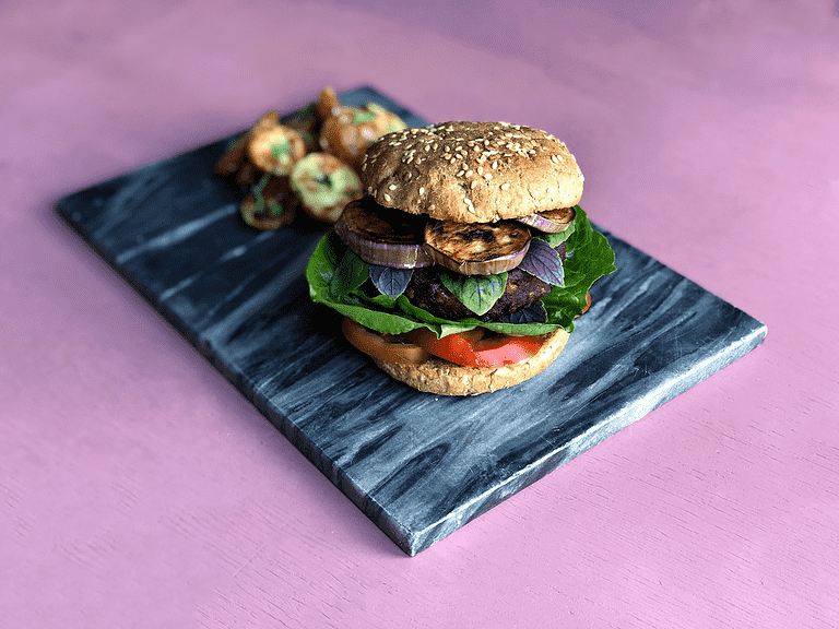Italiensk-inspireret burger med rød basilikum, aubergine og ovnkartofler