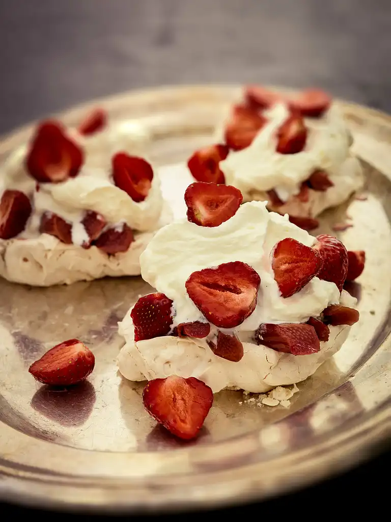 Jordbærdessert med marengs, flødeskum, vaniljeis og syltetøj