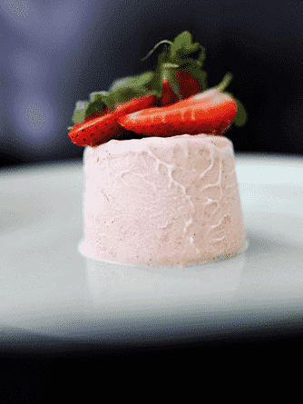 Jordbærparfait med jordbærsalat og mynte
