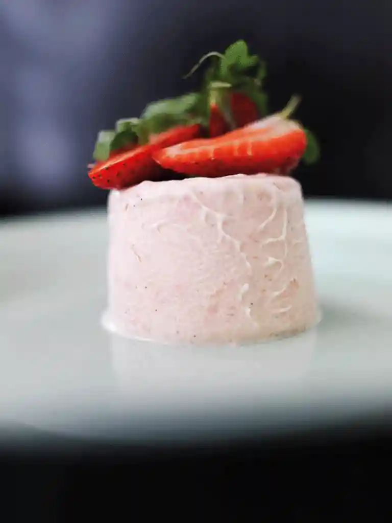 Jordbærparfait med jordbærsalat og mynte