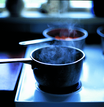 Cremet jordskokkesuppe med røget paprikaolie og æbletern