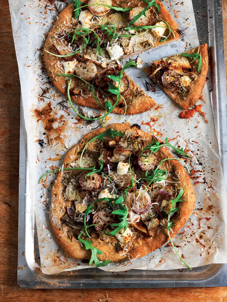 Jordskokkepizza med gedeost, rosmarin og parmesan