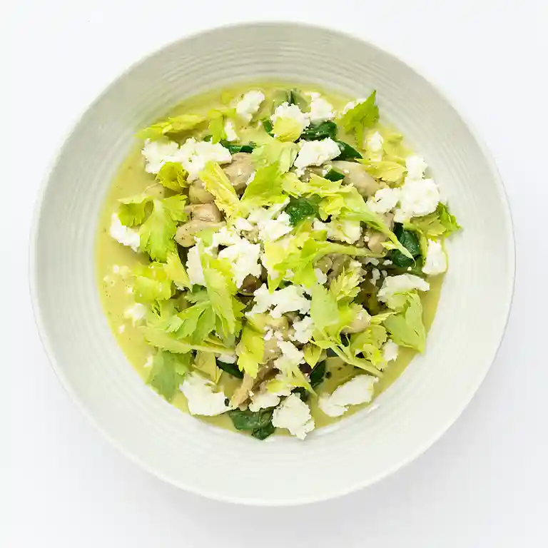 Kylling i bouillon med aubergine, spinat og feta