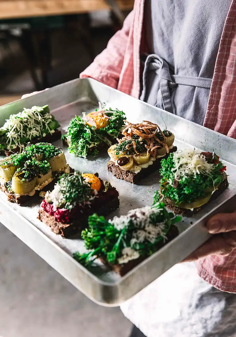 Kartoffelmad med miso-mayo og sprøde løgringe