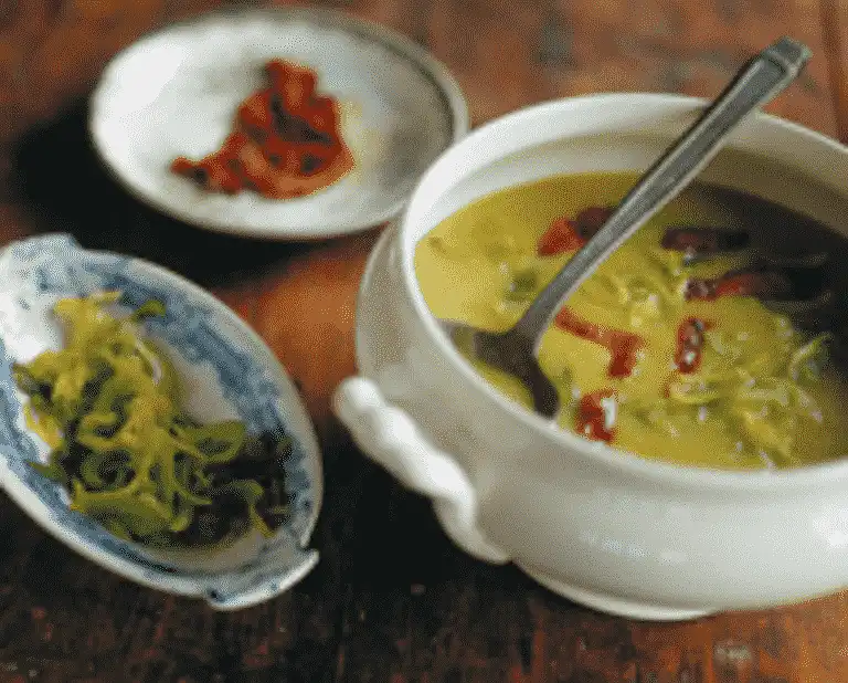 Kartoffelsuppe med grov pesto og stegt selleri