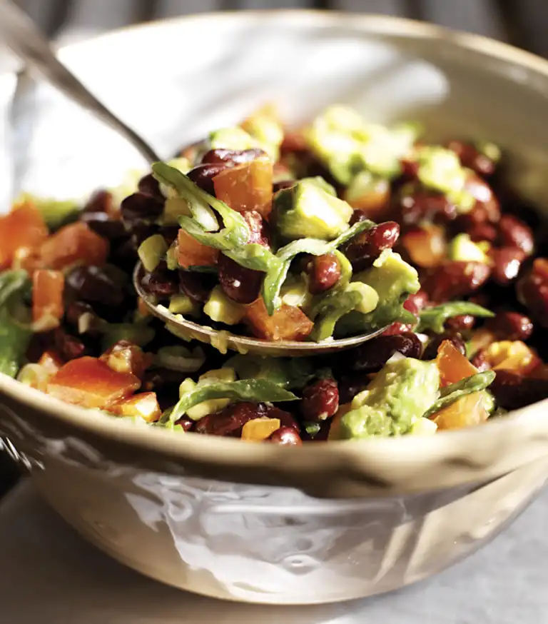 Kidneybønnesalat med avocado og forårsløg