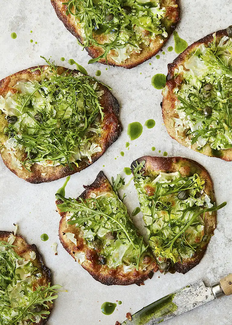 Kikærtefladbrød med blomkål og gedeost