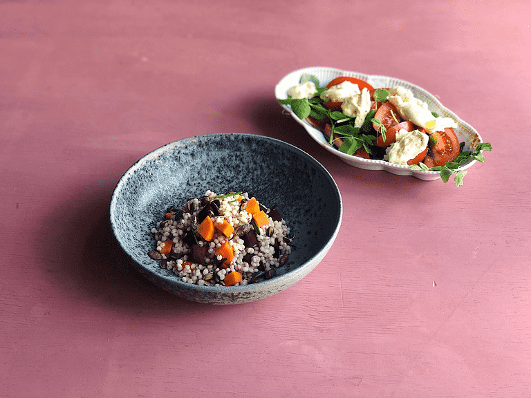 Sorghum-salat med rødbeder og burrata med ærteskud