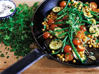 Kikærtesalat med courgetter  og varme krydderier  