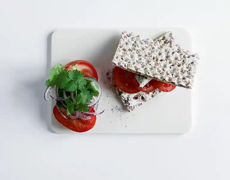 Knækbrød med friskost og tomater 