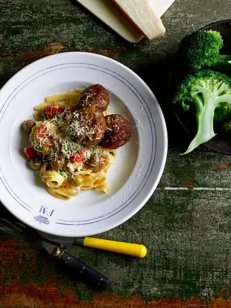 Kødboller med frisk pasta, tomat, oliven og dampet broccoli 