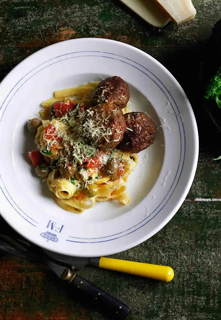 Kødboller med pasta og basilikumspesto, cherrytomat , rosenkål og peberfrugt