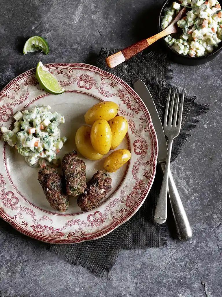 Köfta med persille og grov raita med blomkål og rødder 