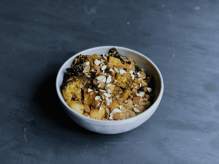 Korma-karry med yoghurt, quinoa og solsikkekerner