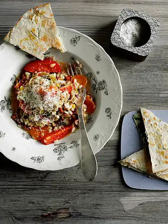 Kornotto af perlebyg med porrer og tomat med spinat-ostefladbrød