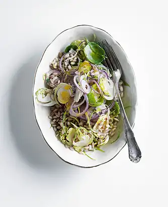 Perlebygsalat med rosenkål