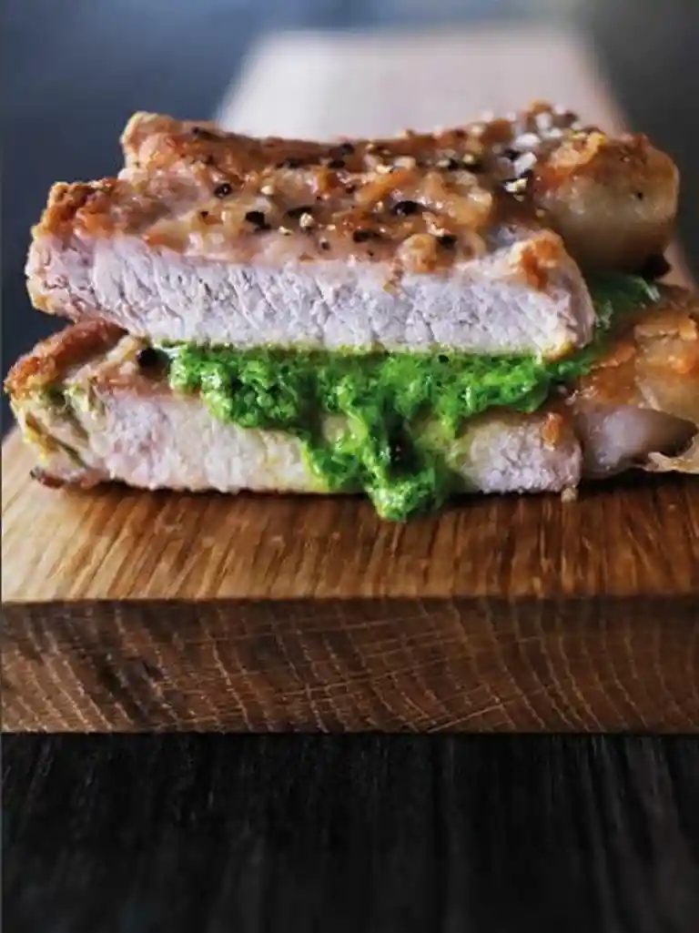 Koteletter og kartofler i fad med gulerødder i persillesauce og salat