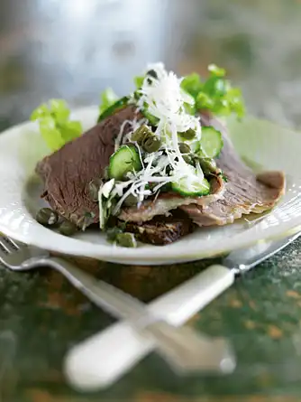 Krydderkogt bov til smørrebrød med peberrodssalsa