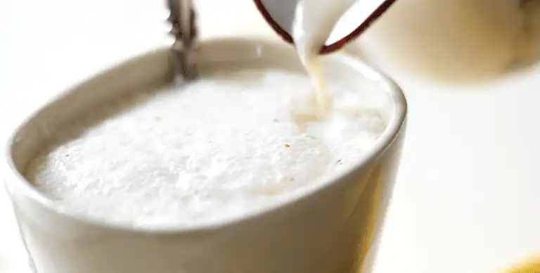 Krydret banan- og hvid chokolade-lassi