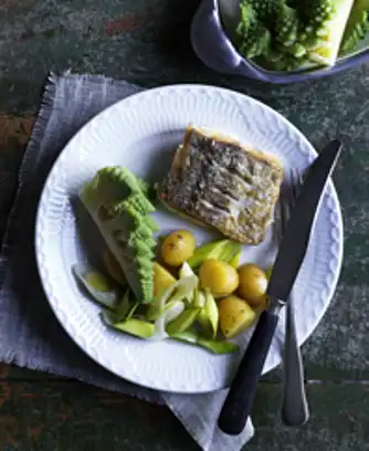 Kuller med kartoffel-porresalat og romanescokål 