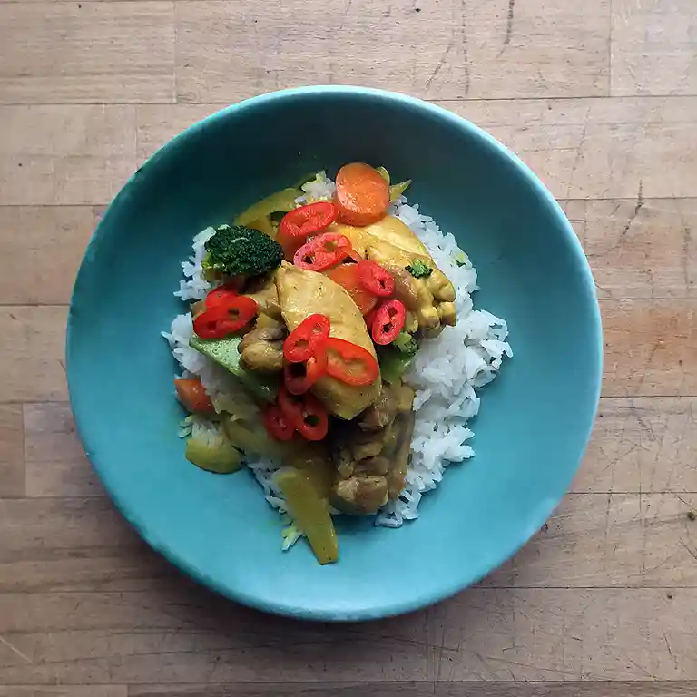 Kylling i karry med broccoli, kokos og ris