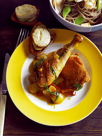 Kylling i orange med nudelsalat og bagt gedeost