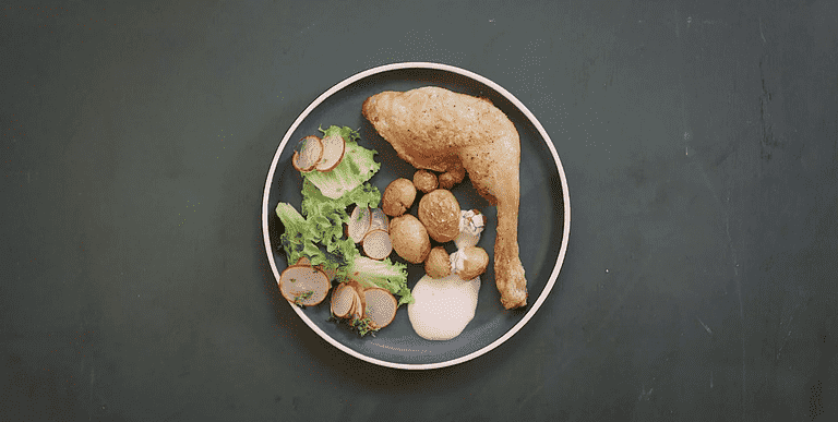 Kyllingelår med ovnbagte kartofler og sprød salat med radiser
