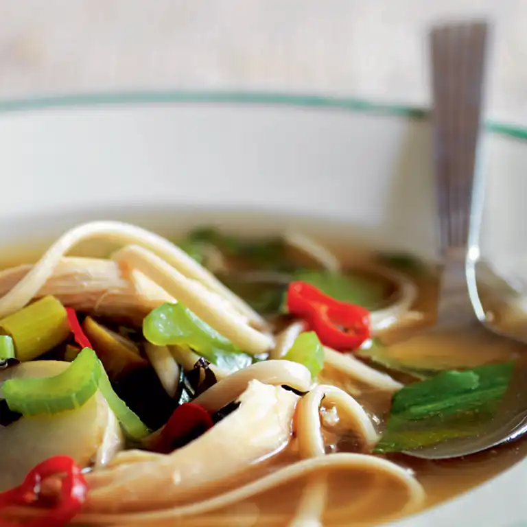 Kyllingesuppe med nudler og citrongræs