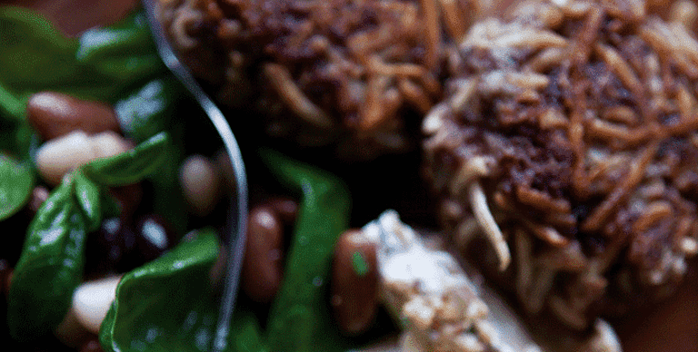 Lamme-pastinakdeller med løgkompot og bønnesalat
