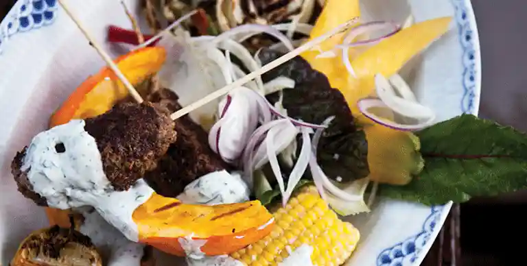 Lammeköfta med grillede grønsager, sprød salat og yoghurt med krydderurter