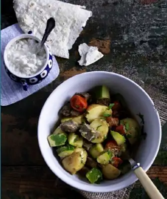 Lammestew med fladbrød og hytteost