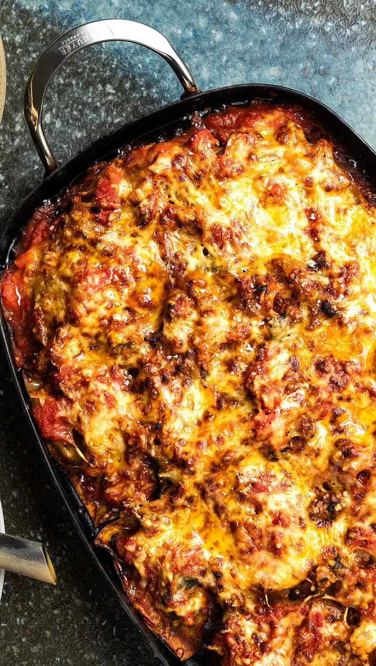 Lasagne med friske plader, oksekød og rodfrugter samt feldsalat og gulerodsstave