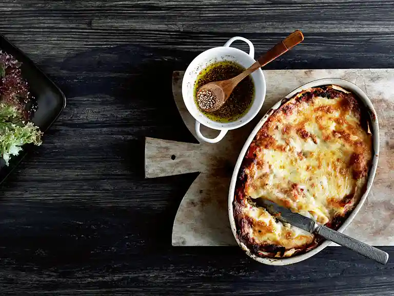 Lasagne med kødsauce, grønt og salat