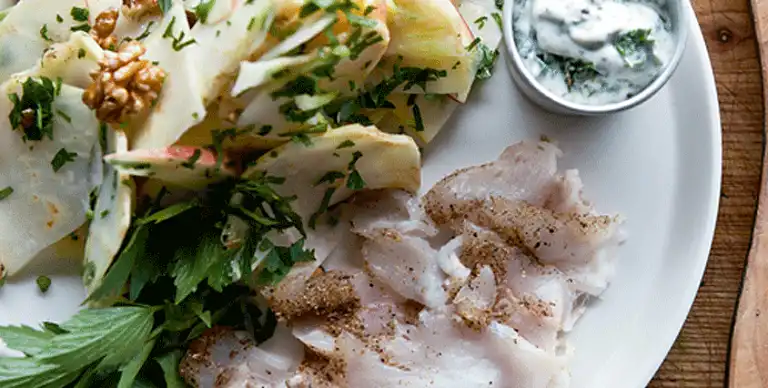 Letsaltet kulmule med lun salat af dampet selleri