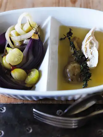 Løg- og hønsesuppe af løgvarianter med jordskok og timian