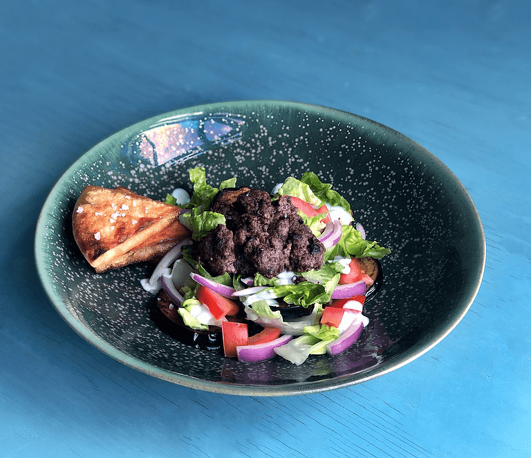 Lun salat med stegt aubergine, spicy oksekød og pitachips