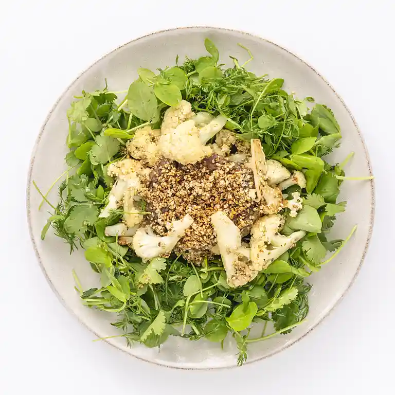 Stegte krebinetter med sesam, hampefrø, blomkål og urtesalat