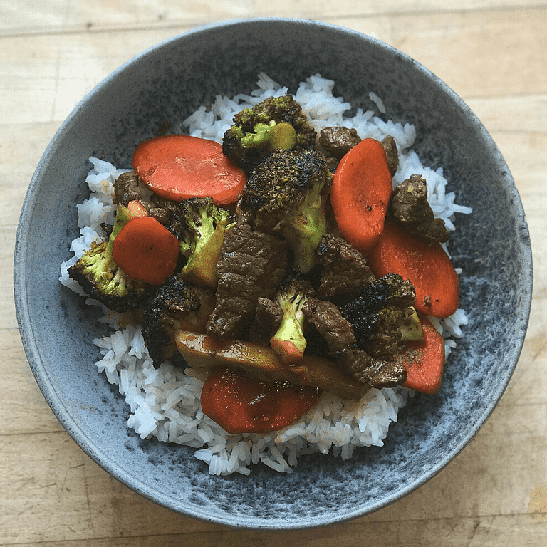 Lynstegt oksekød med hoisin, broccoli, ingefær og ris