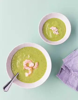 Lysegrøn suppe med rejer og kokosmælk