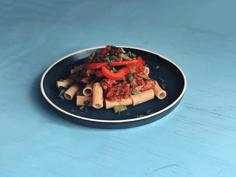 Maccheroni med mørt oksekød i tomatsauce og stegte bønner med peberfrugt