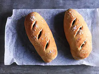 Madbrød med kartofler, soltørrede tomater, basilikum og mandler