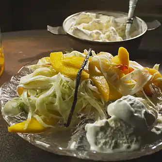 Mango i vaniljesirup med abrikos- og fennikelsalat